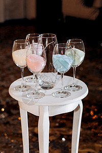 来自水晶的葡萄酒香槟的结婚眼镜图片