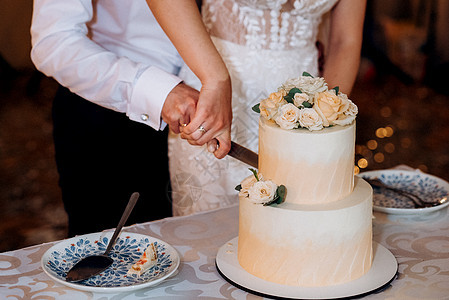 婚礼装饰与蛋糕木制长凳上的瀑布背景图片