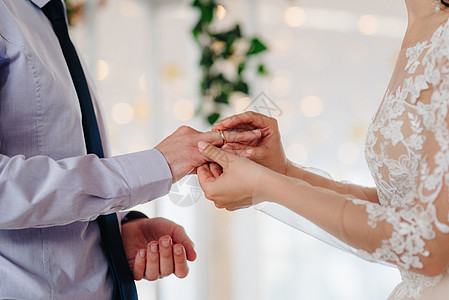 新娘手金婚戒指年轻夫妇婚礼的属背景