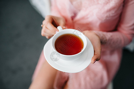 用瓷杯茶壶喝红茶的茶图片