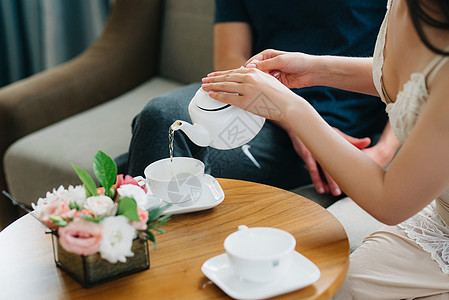 用瓷杯茶壶喝红茶的茶图片