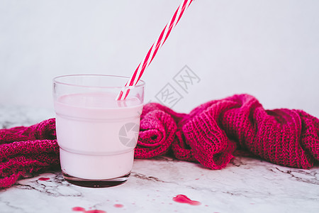 美味的草莓奶昔成分,粉红色白色图片