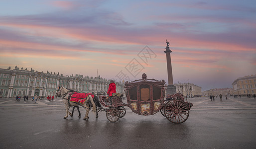 圣彼得堡冬宫背景上的马车图片