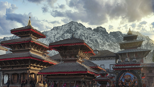 喜马拉雅山脉中古老的尼泊尔城市图片