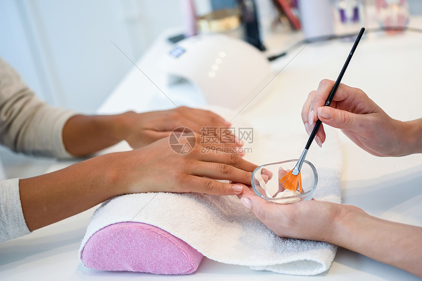 美容师用刷子女手上涂奶油的特写护手 护手 化妆品的高清图片下载 正版图片 摄图网 美容师用刷子女手上涂奶油的特写护手 护手 化妆品的高清图片下载 正版图片 摄图网