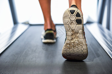 男肌肉发达的脚穿着运动鞋健身房的跑步机上跑步健身锻炼健康生活方式的图片
