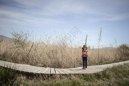 小女孩走条木板的小径上,帕杜尔,格拉纳达,安达卢西亚,西牙图片