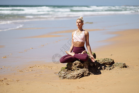 高加索女人海滨练瑜伽年轻的女西牙的卡迪兹安达卢西亚的海滩上做莲花姿势高加索金发女人海滩上练瑜伽图片