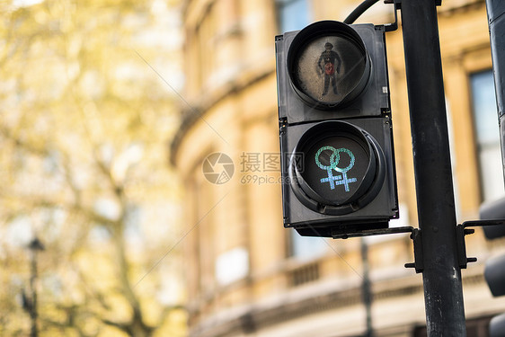 英国伦敦特拉法尔加广场的LGBT行人交通灯信号象征着平等多样宽容标志着平等多样宽容的LGBT行人交通灯信号图片