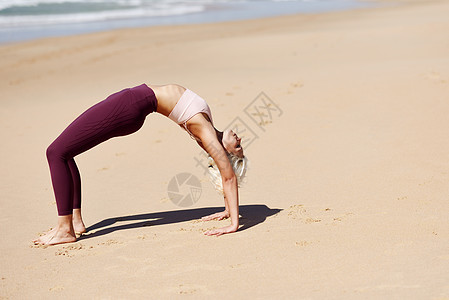 高加索女人海滨练瑜伽年轻的女站桥上的姿势海滩卡迪兹,安达卢西亚,西牙高加索金发女人海滩上练瑜伽图片