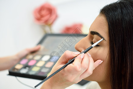 化妆师美容中心给非洲女人的眉毛化妆美容美学化妆师女人的眉毛上化妆图片