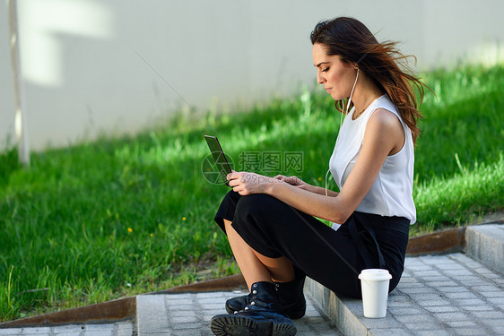 年轻的女商人她的笔记本电脑户外的城市台阶上举行视频会议中年女商人她的笔记本电脑坐地板上工作图片