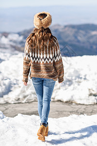 西牙格拉纳达内华达山脉,冬天欣赏雪山的女人的后视镜穿着冬天衣服的女人年轻的女人冬天享受雪山图片