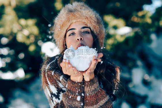 年轻的女人冬天享受雪山,内华达山脉,格拉纳达,西牙穿冬天衣服的女人玩雪年轻的女人冬天享受雪山图片