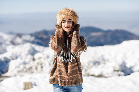 年轻的女人冬天享受雪山,内华达山脉,格拉纳达,西牙穿着冬天衣服的女人年轻的女人冬天享受雪山图片