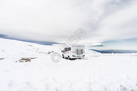 西牙,安达卢西亚,格拉纳达冬天内华达山脉的滑雪胜地,满雪旅行运动内华达山脉滑雪胜地的汽车之家图片