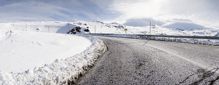 西牙,安达卢西亚,格拉纳达冬季内华达山脉滑雪胜地的全景,充满雪旅行运动冬季内华达山脉滑雪胜地的道路,充满雪图片