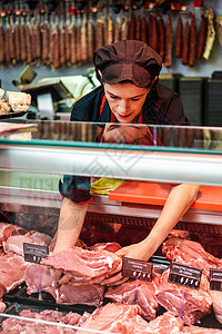 女屠夫的手着肉片商店里屠夫的手着肉片商店里图片