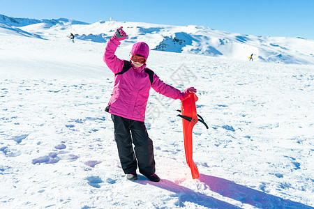 小女孩内华达山脉滑雪胜地滑雪橇,穿着雪小女孩内华达山脉滑雪胜地滑雪图片
