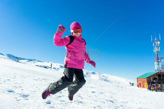 小女孩穿着雪服内华达山脉滑雪胜地的雪地上跳小女孩内华达山脉滑雪胜地的雪地上跳图片