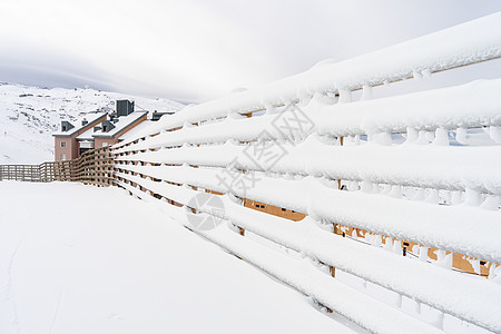 西牙,安达卢西亚,格拉纳达冬天内华达山脉滑雪胜地的雪篱笆,到处都雪旅行运动内华达山脉的冬季山脉景观雪篱笆图片