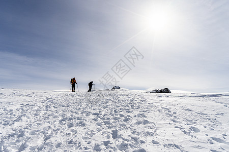 西牙,安达卢西亚,格拉纳达冬季内华达山脉的滑雪胜地,到处都雪,无法辨认的人越野滑雪旅行运动人们内华达山脉图片