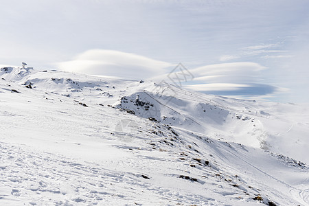 西牙,安达卢西亚,格拉纳达冬天内华达山脉的滑雪胜地,到处都雪,天空中有透镜状的云旅行运动冬季内华达山脉的滑雪图片