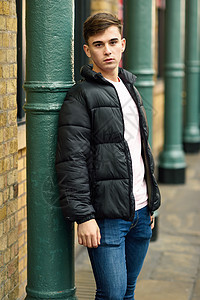 年轻人站城市背景下,留着现代发型伦敦,英国年轻男子站城市背景与现代发型图片