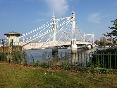 英国伦敦巴特西公园阿尔伯特大桥的景色英国伦敦阿尔伯特大桥的景色图片