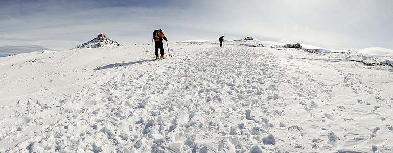 西牙,安达卢西亚,格拉纳达冬季内华达山脉滑雪胜地的全景,到处都雪,无法辨认的人越野滑雪旅行运动人们内华达图片