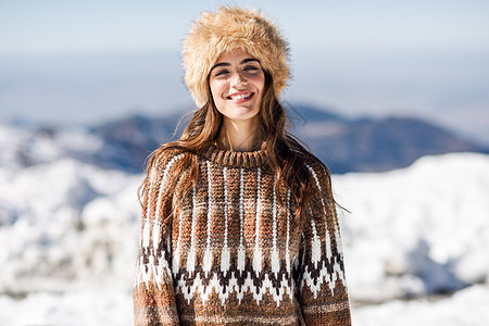 美丽的女人冬天欣赏雪山,内华达山脉,格拉纳达,西牙穿着冬天衣服的女人年轻的女人冬天享受雪山图片