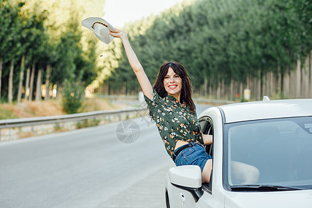 美丽的徒步旅行者年轻的女人,穿着花裙子,乡下徒步旅行年轻的女人,树图片