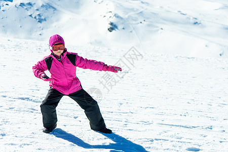 小女孩穿着雪衣内华达山脉滑雪胜地的雪地上玩滑雪板教练小女孩雪地上玩滑雪板教练图片