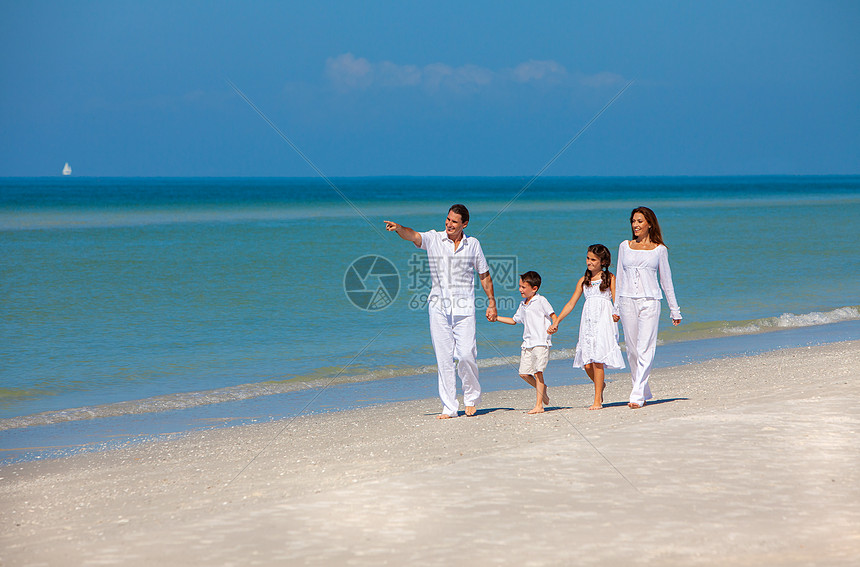 ‘~幸福的家庭,母亲,父亲两个孩子,儿子女儿,牵着手走,阳光明媚的沙滩上玩得很开心  ~’ 的图片