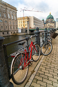 自行车柏林大教堂附近的河边狂欢,柏林,德国图片