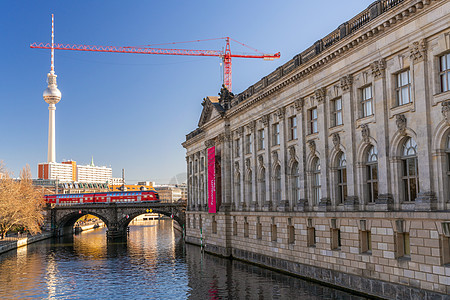 火车过桥旁的博德博物馆到博物馆岛,柏林,德国2019年2月16日,柏林德国欧洲的博德博物馆旁,火车穿过河流,狂奔到博物图片