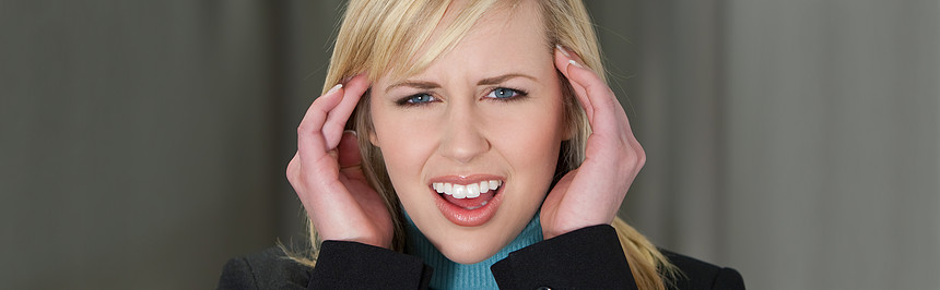 全景心理健康强调女商人抱着头痛苦中承受压力崩溃