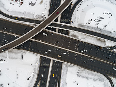 冬季积雪覆盖的高速公路交叉口的鸟瞰图图片