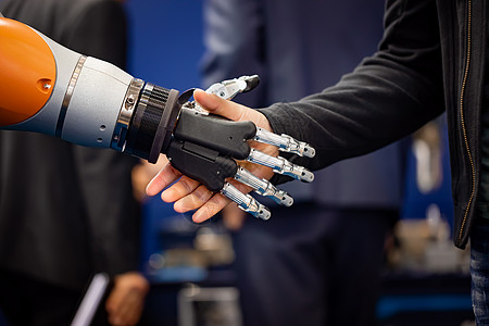 机器人握手与人工智能互动的图片