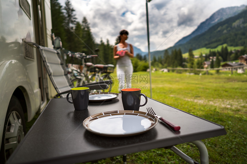 家庭度假旅行,汽车度假旅行,商队汽车度假VR美丽的自然意大利自然景观阿尔卑斯山图片