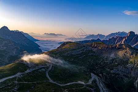 自然公园白云岩阿尔卑斯山意大利美丽的自然空中FPV无人机日落时飞行图片
