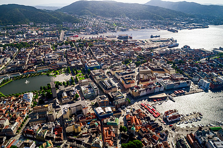 伯根挪威西海岸霍达尔兰的个城市直辖市伯根挪威大城市鸟飞行高度的景色空中FPV无人机飞行图片