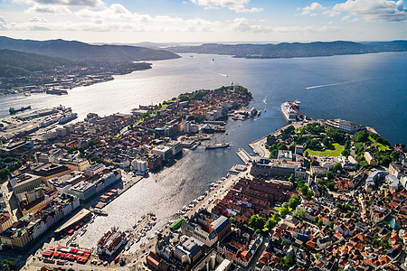 伯根挪威西海岸霍达尔兰的个城市直辖市伯根挪威大城市鸟飞行高度的景色空中FPV无人机飞行背景图片