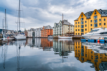 挪威阿尔松德市的阿克斯拉它个海港,以其集中的新艺术建筑而闻名图片