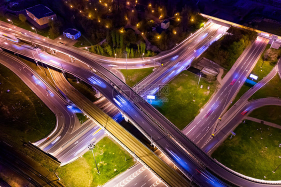 莫斯科夜间高速公路交叉口交通小径的夜景图片