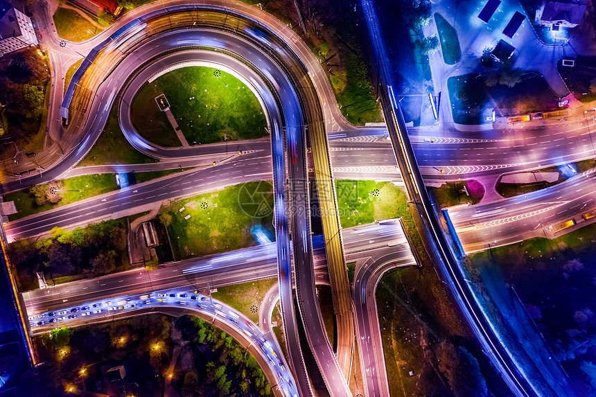 莫斯科夜间高速公路交叉口交通小径的夜景高清图片下载 正版图片 摄图网