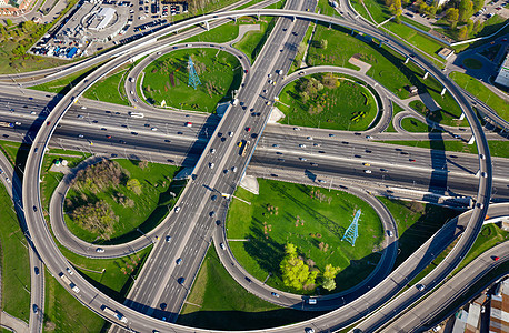 莫斯科高速公路交叉口交通小径的鸟瞰图图片