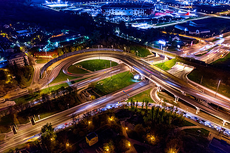 莫斯科夜间高速公路交叉口交通小径的夜景图片