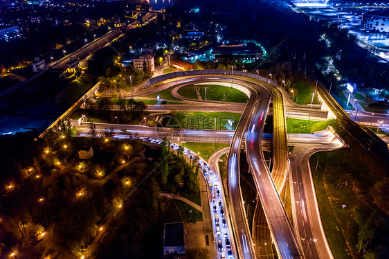 莫斯科夜间高速公路交叉口交通小径的夜景图片