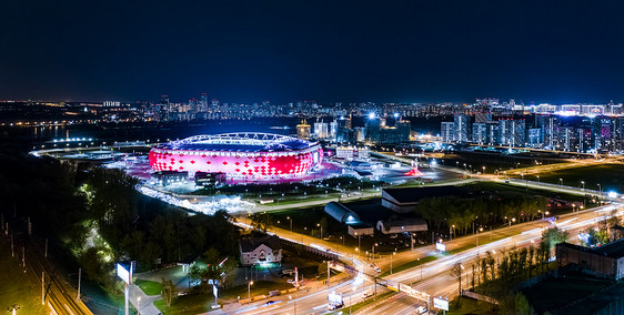 夜间鸟瞰高速公路交叉口图片